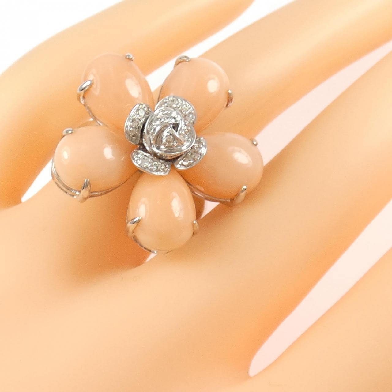 750WG フラワー サンゴ リング 13.78CT