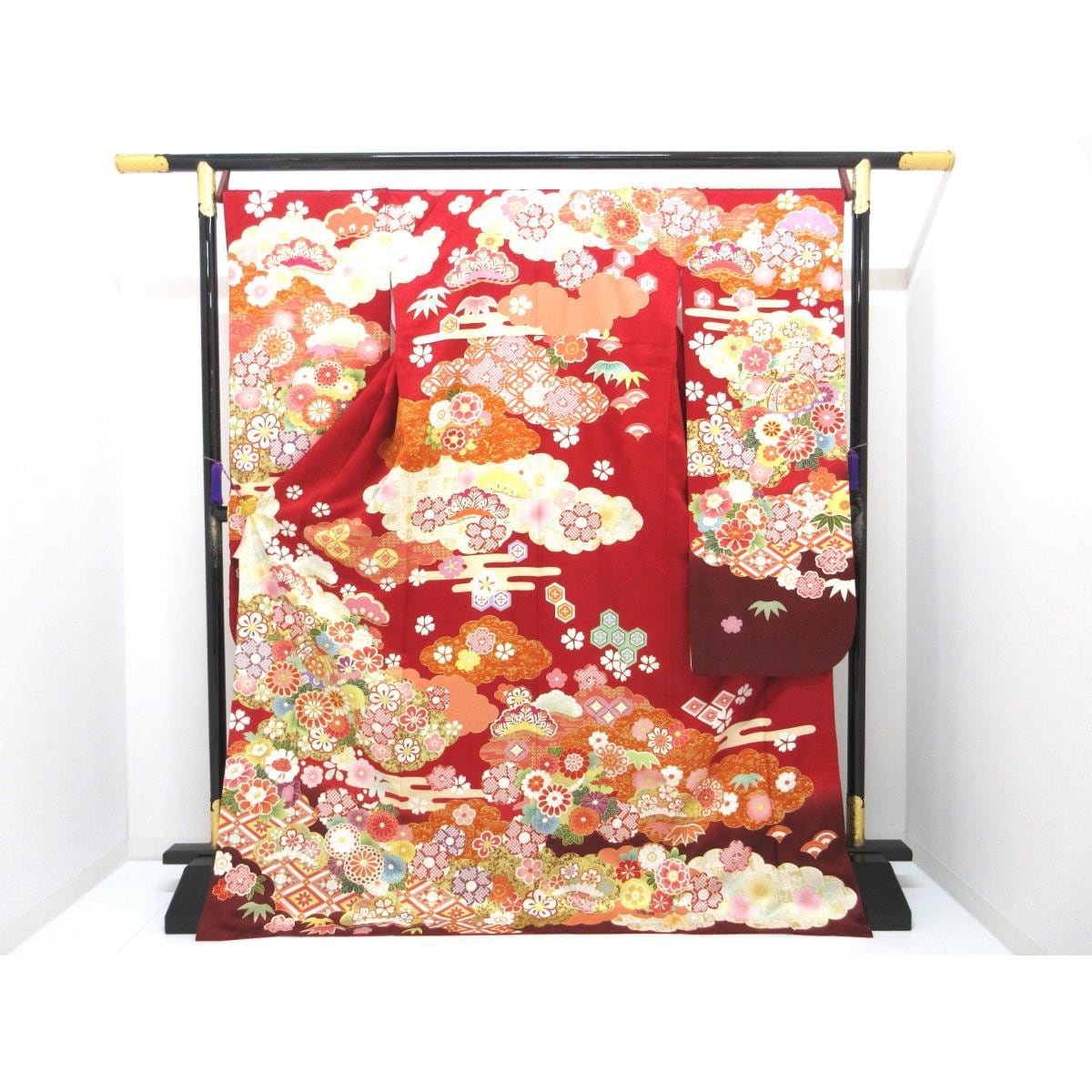 振袖　友禅金彩加工　刺繍入り