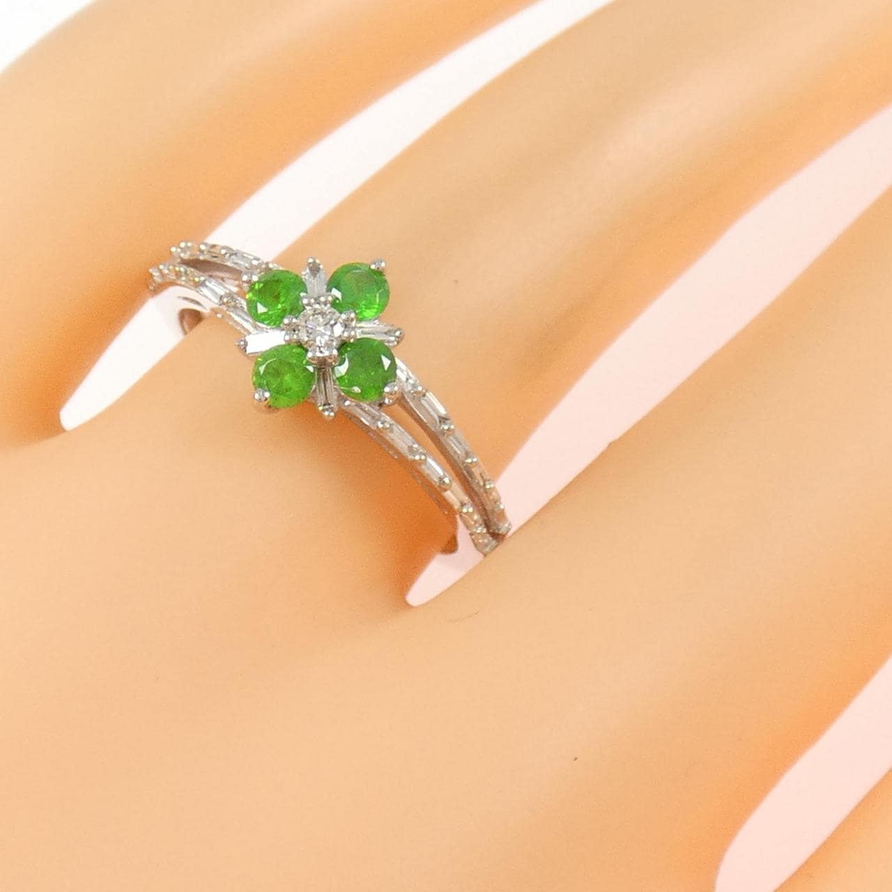 K18WG フラワー デマントイドガーネット リング 0.38CT