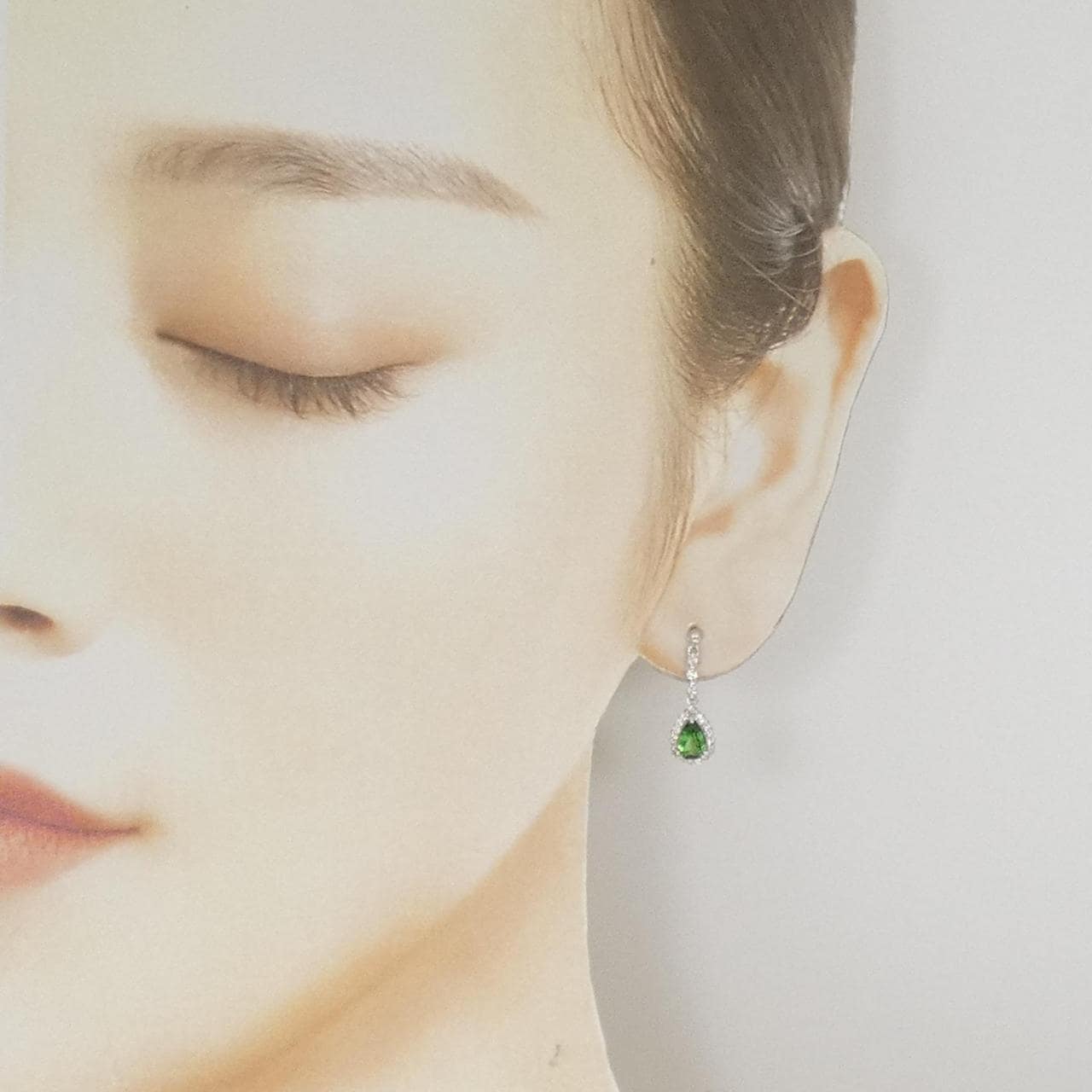 K18WG ガーネット ピアス 0.80CT