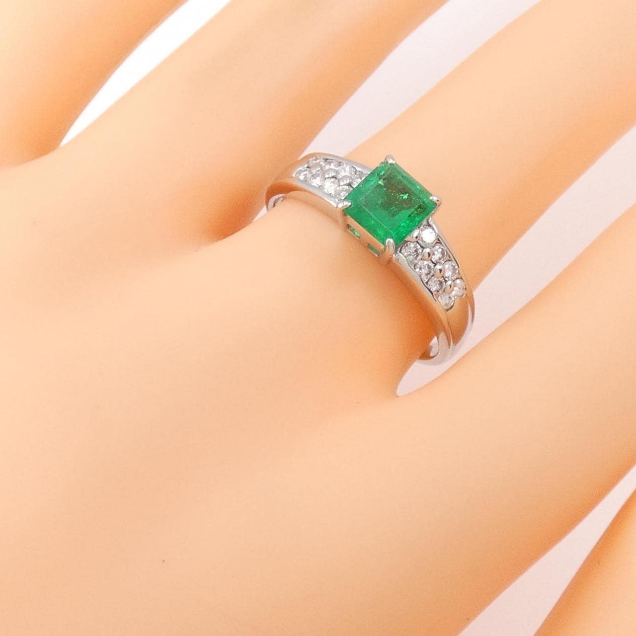 PT エメラルド リング 0.89CT