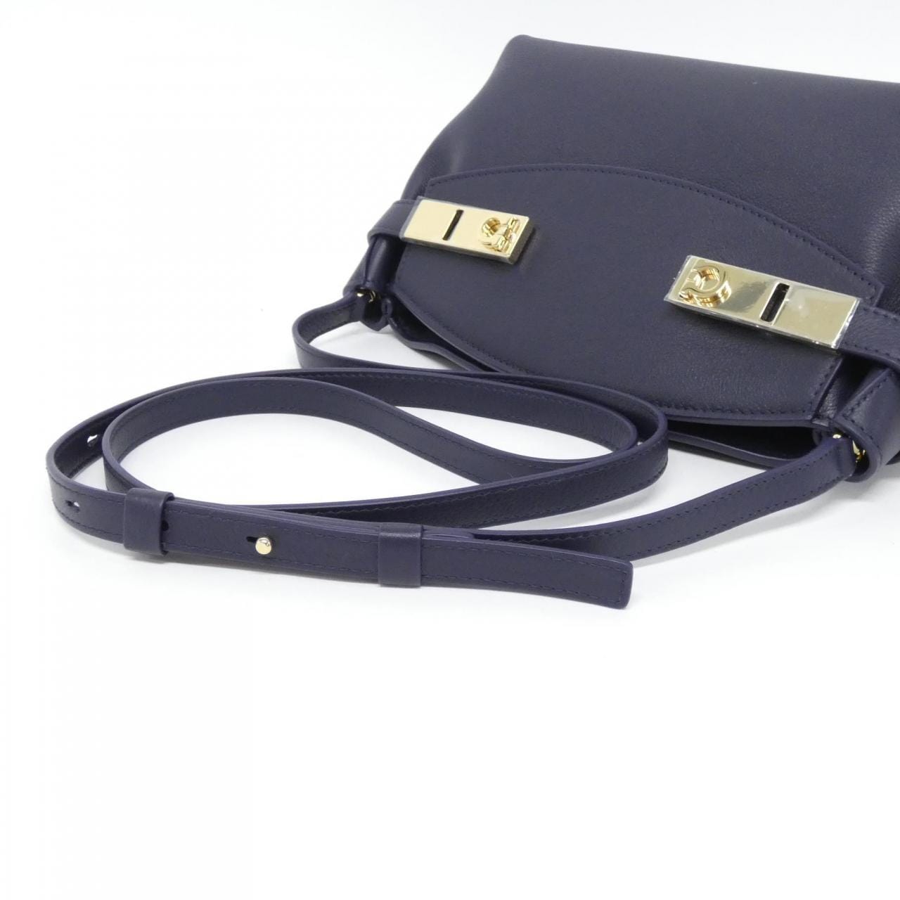 [BRAND NEW] SALVATORE FERRAGAMO HUG 21 5974 Shoulder Bag