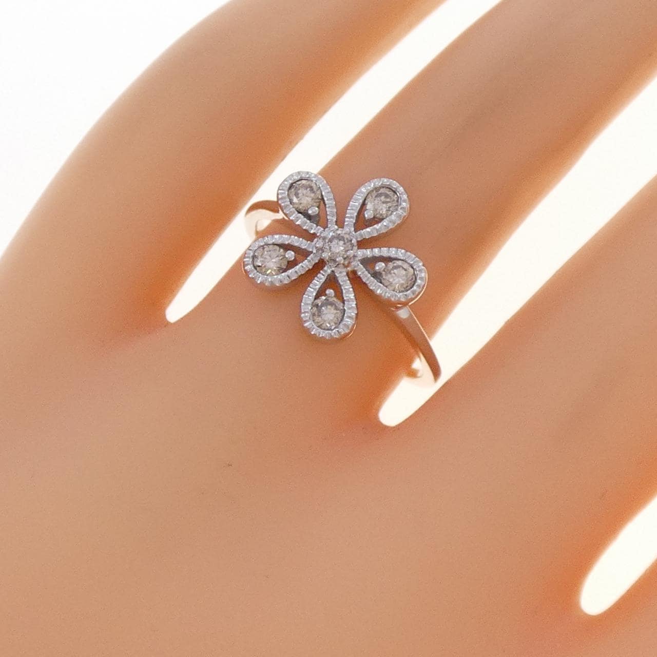 K18WG フラワー ダイヤモンド リング 0.35CT