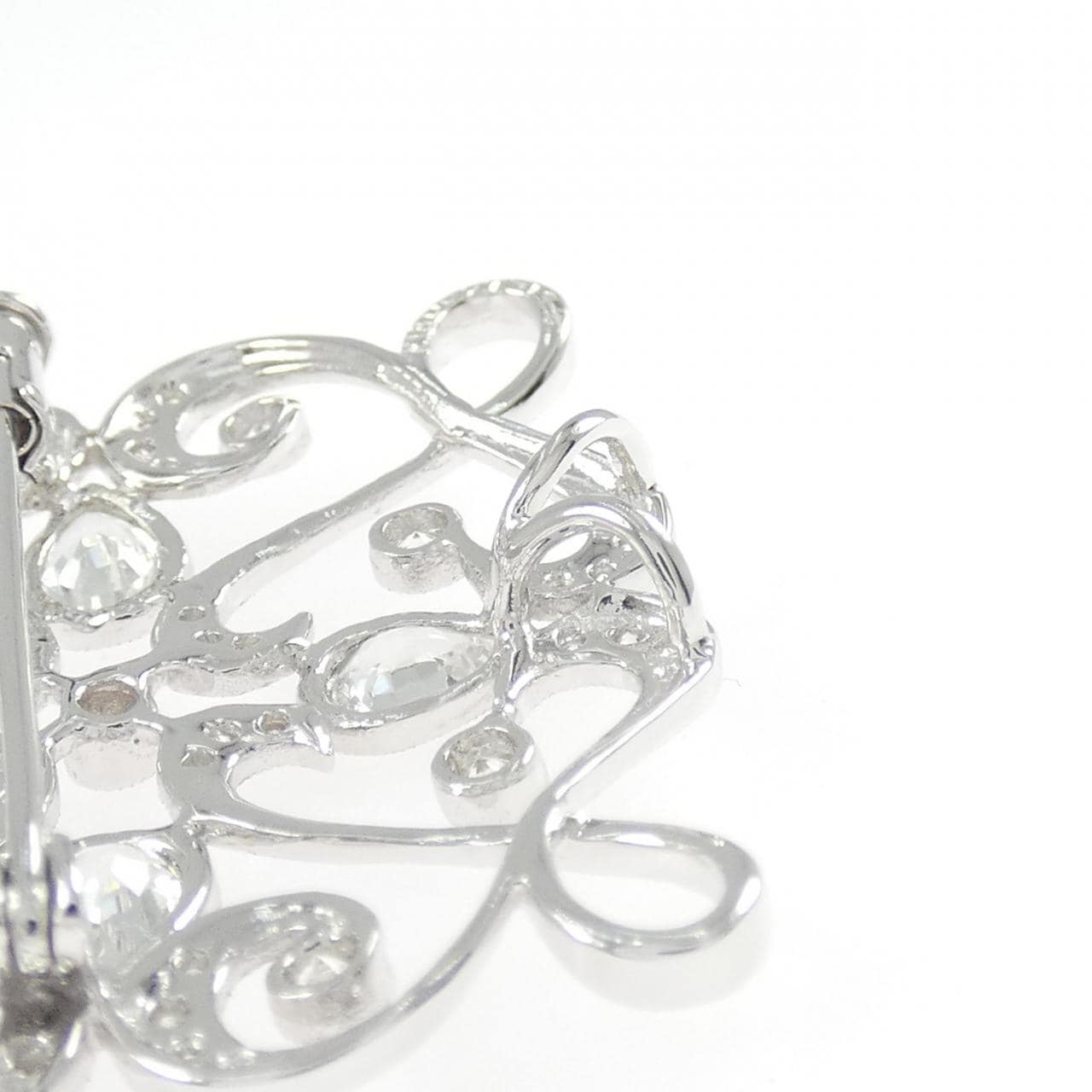 K18WG ホワイトサファイヤ ブローチ 1.73CT