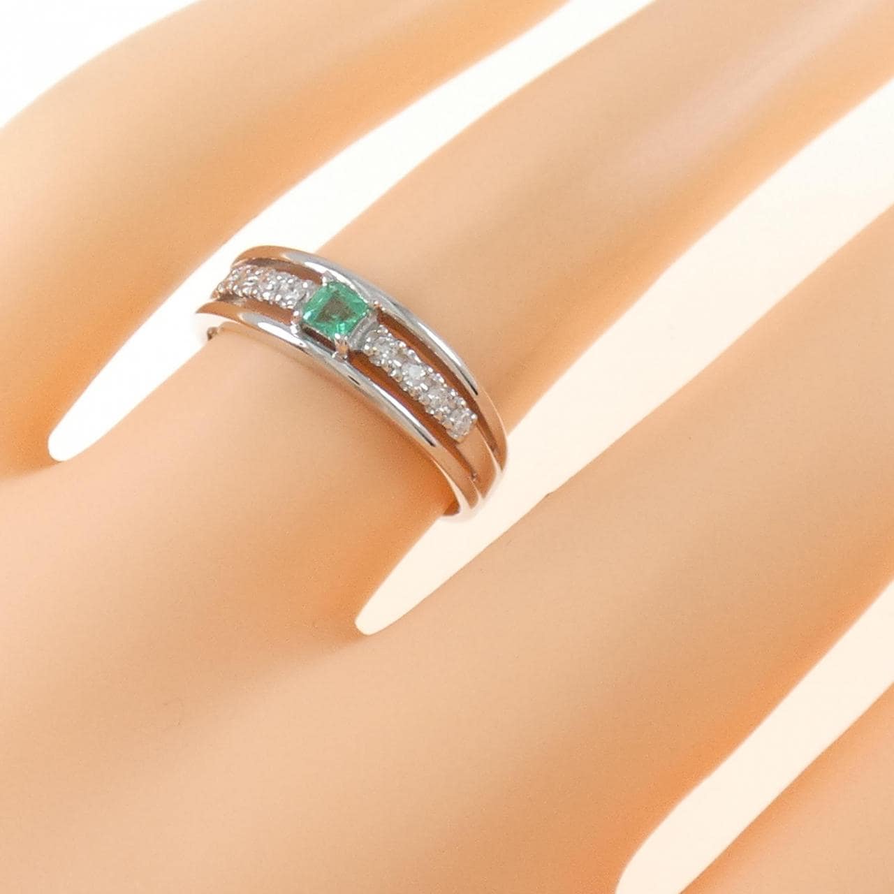 K10WG Emerald Ring