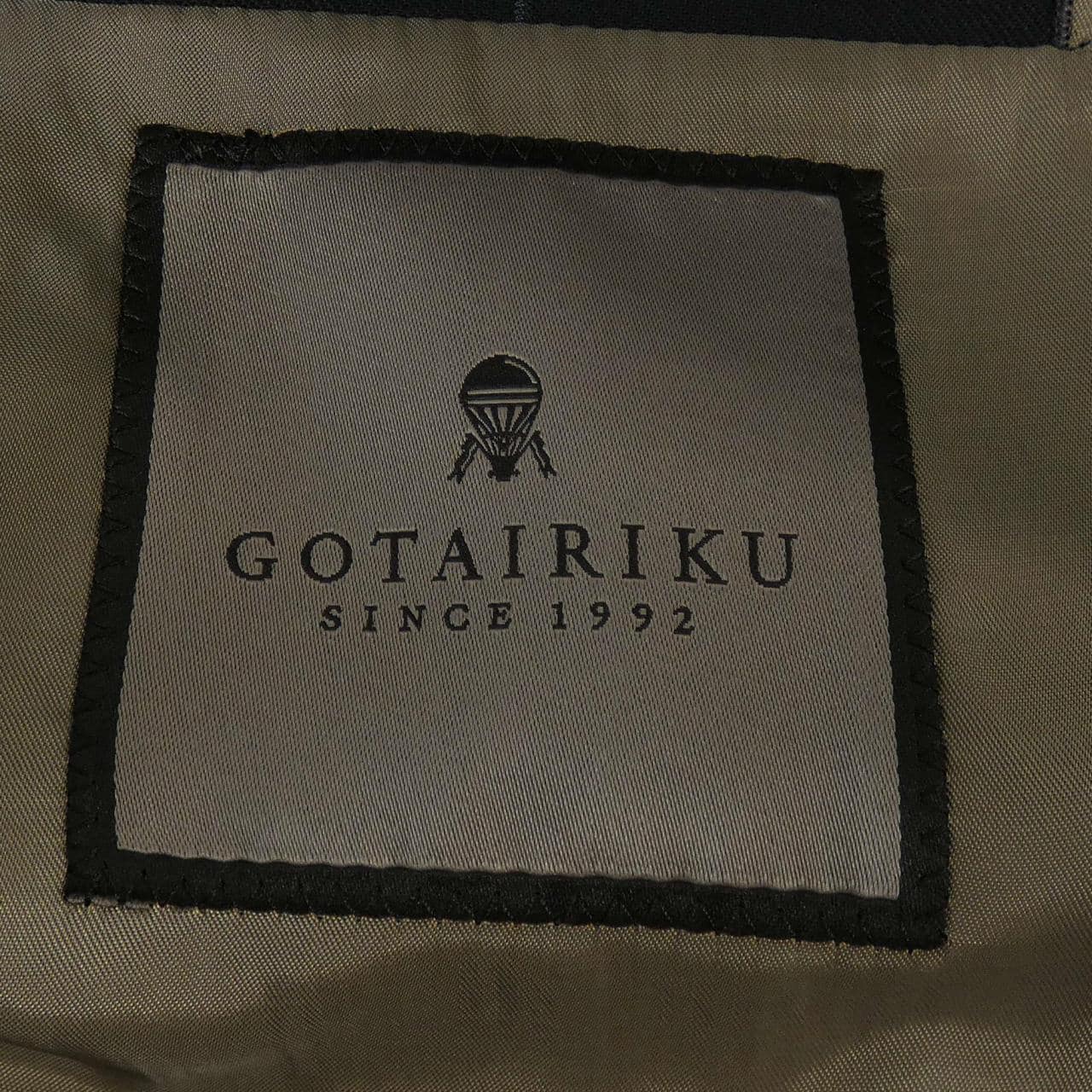 ゴタイリク GOTAIRIKU スーツ