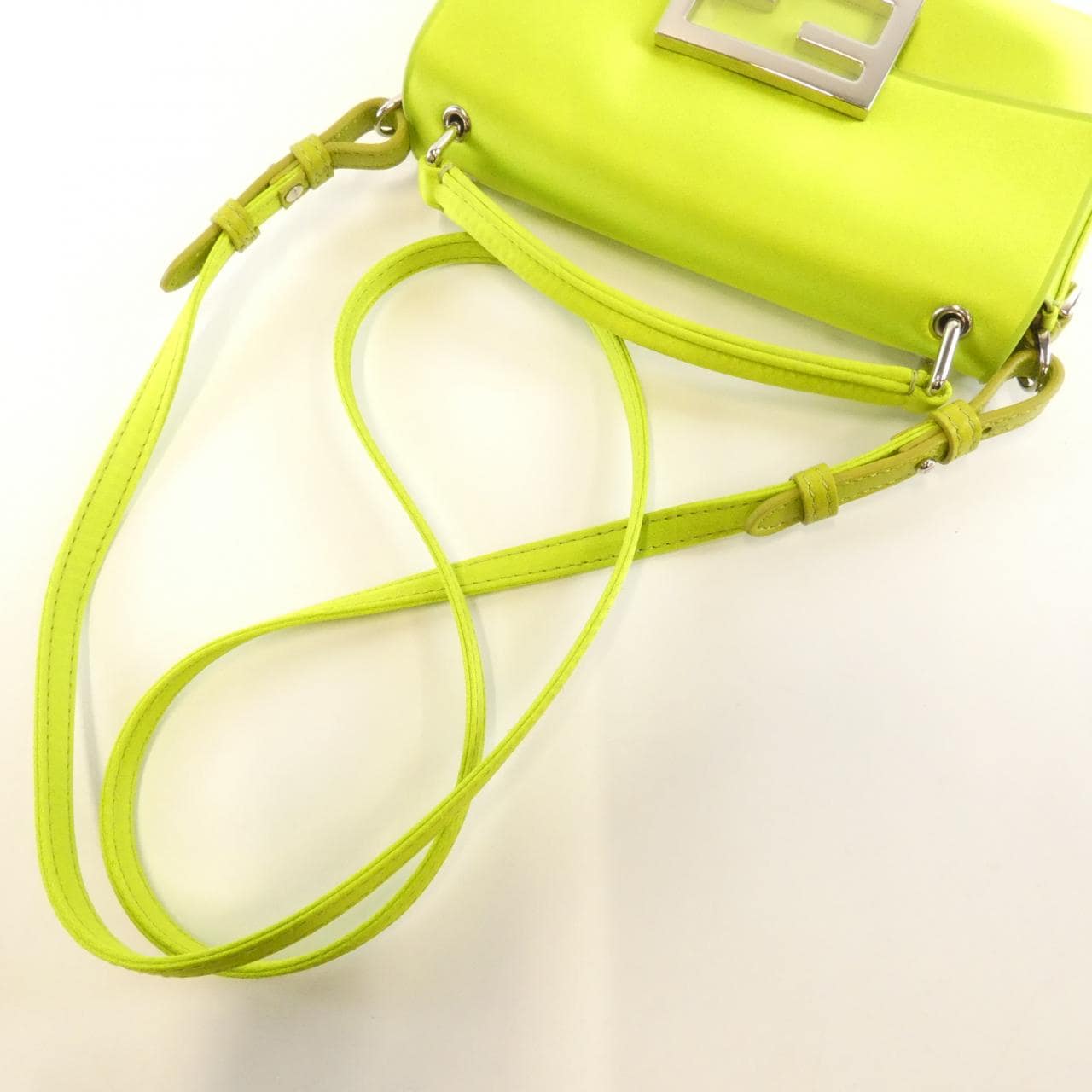 フェンディ バゲット フォンポーチ 7AS142 AMCP