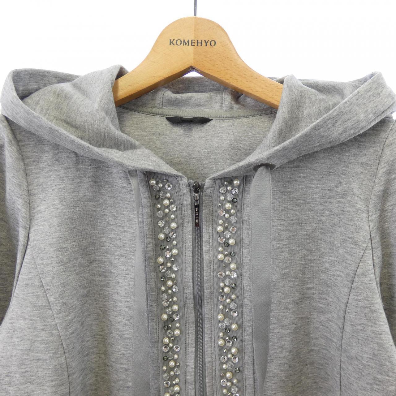 トゥービーシック TO BE CHIC パーカー