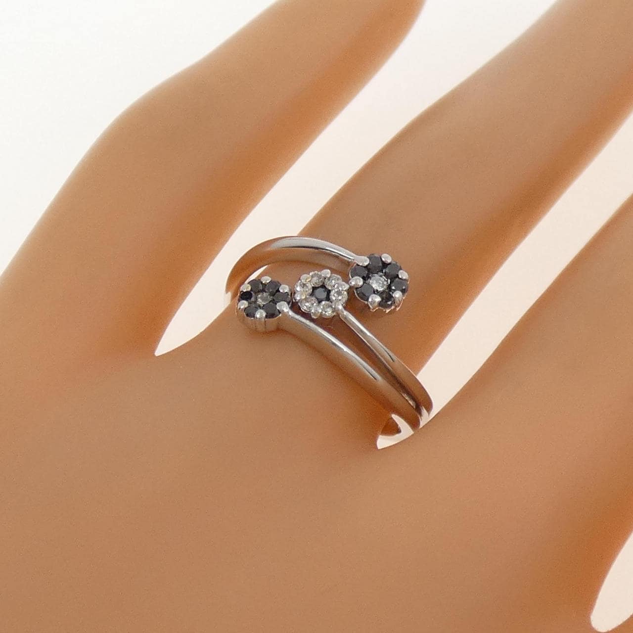 K18WG フラワー ダイヤモンド リング 0.16CT