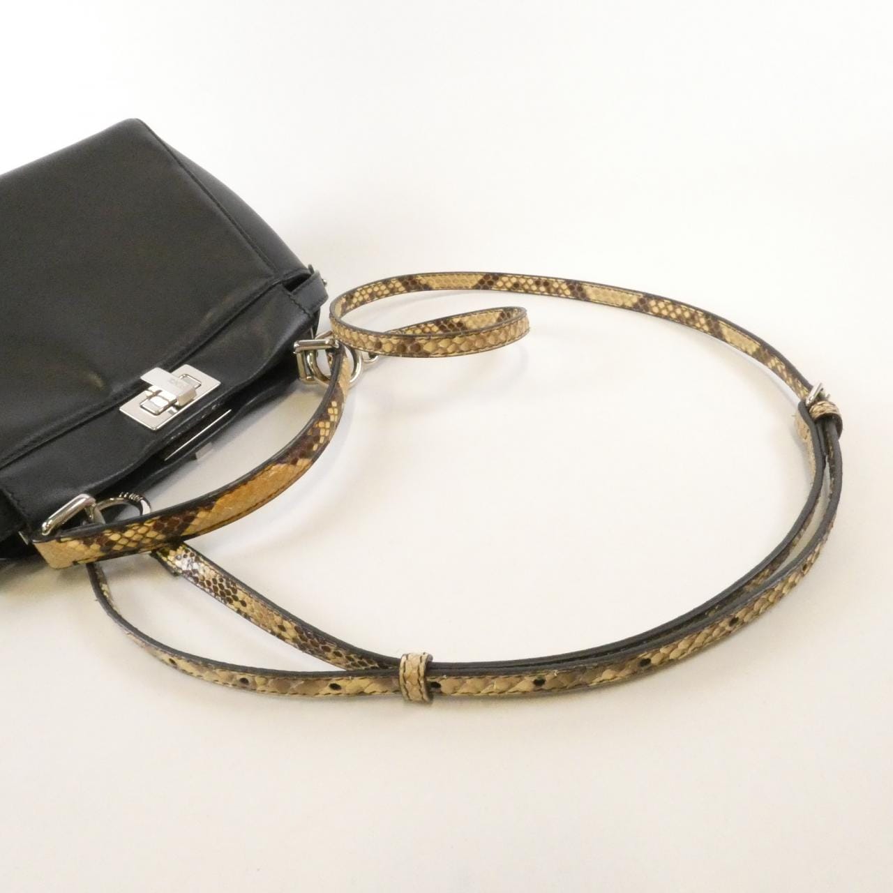 フェンディ バッグ バグズ ピーカブー ミニ 8BN244 SGZ バッグ