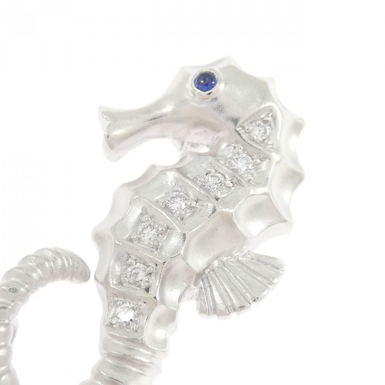 K18WG タツノオトシゴ サファイヤ ブローチ 0.02CT