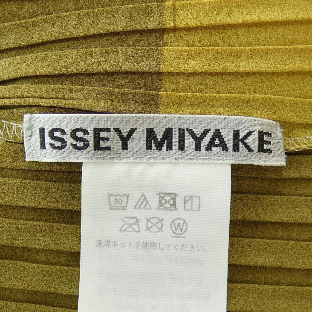 イッセイミヤケ ISSEY MIYAKE トップス