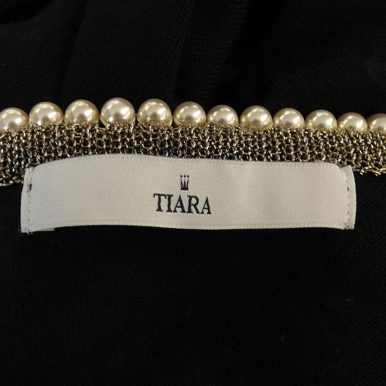 ティアラ TIARA トップス