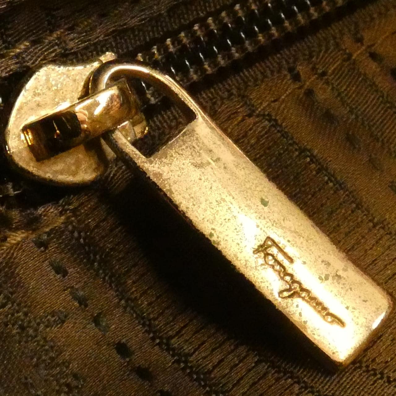 SALVATORE FERRAGAMO 21 D065 肩背包