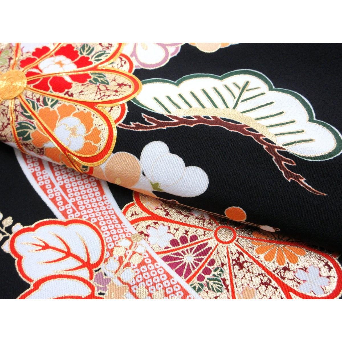 留袖　友禅金彩加工　刺繍入り　丸に剣片喰　身幅２Ｌ寸