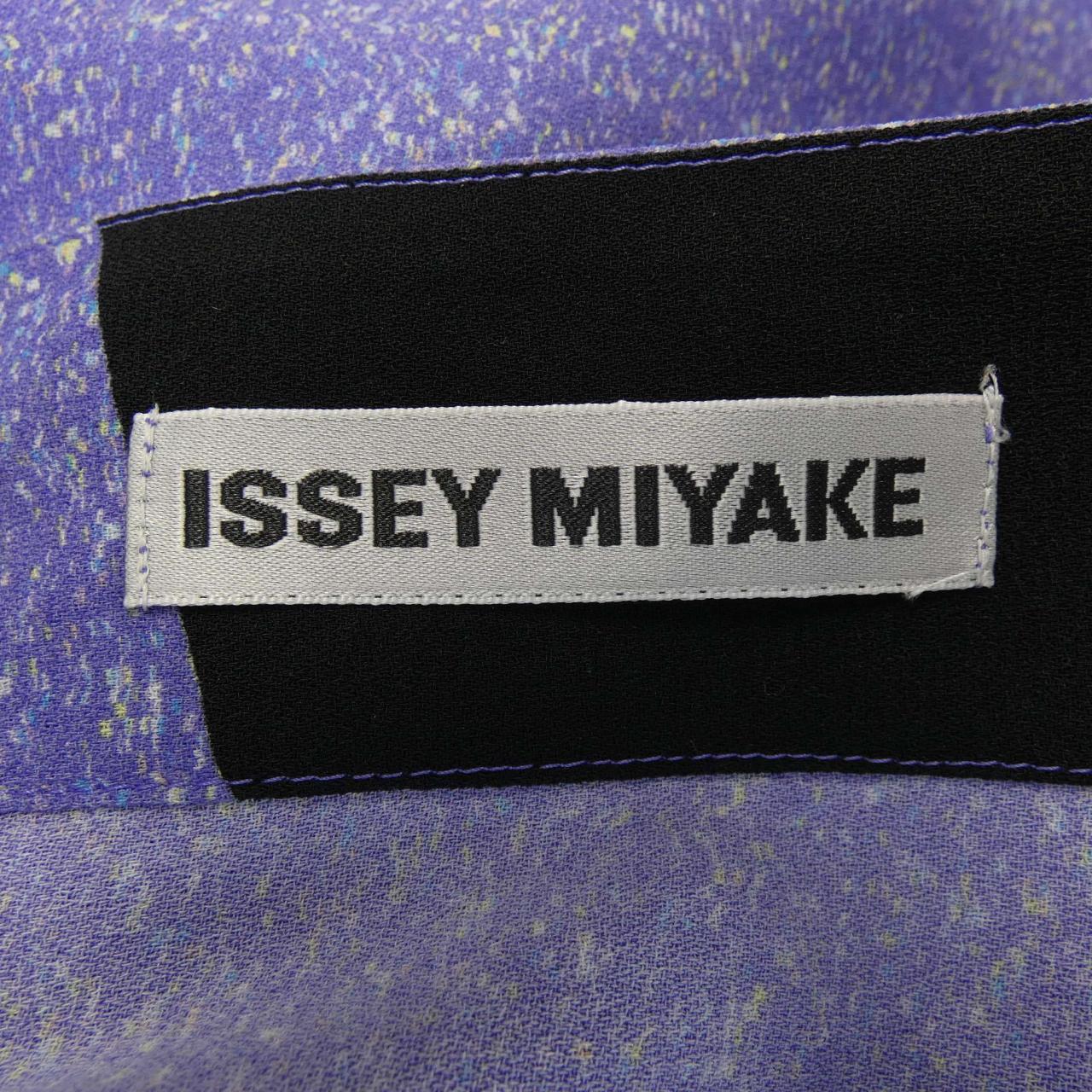 イッセイミヤケ ISSEY MIYAKE トップス