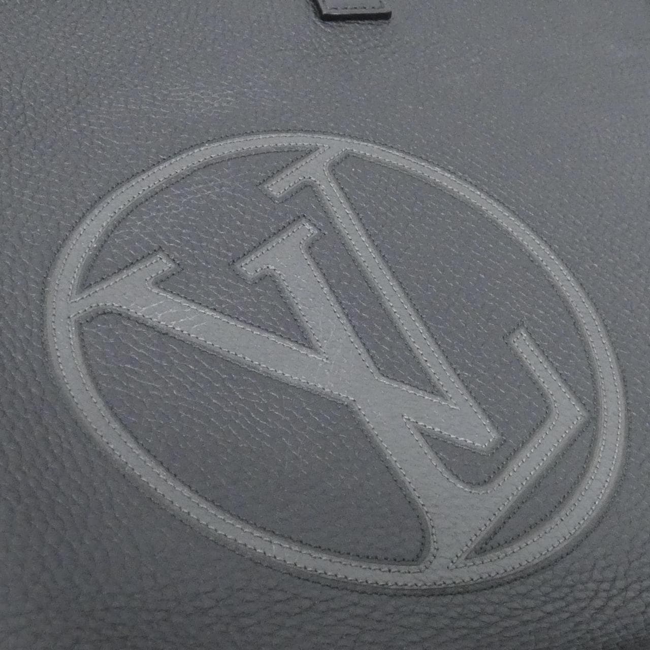 LOUIS VUITTON Taurillon (LV Circle) Hippo Light M55000 單肩包