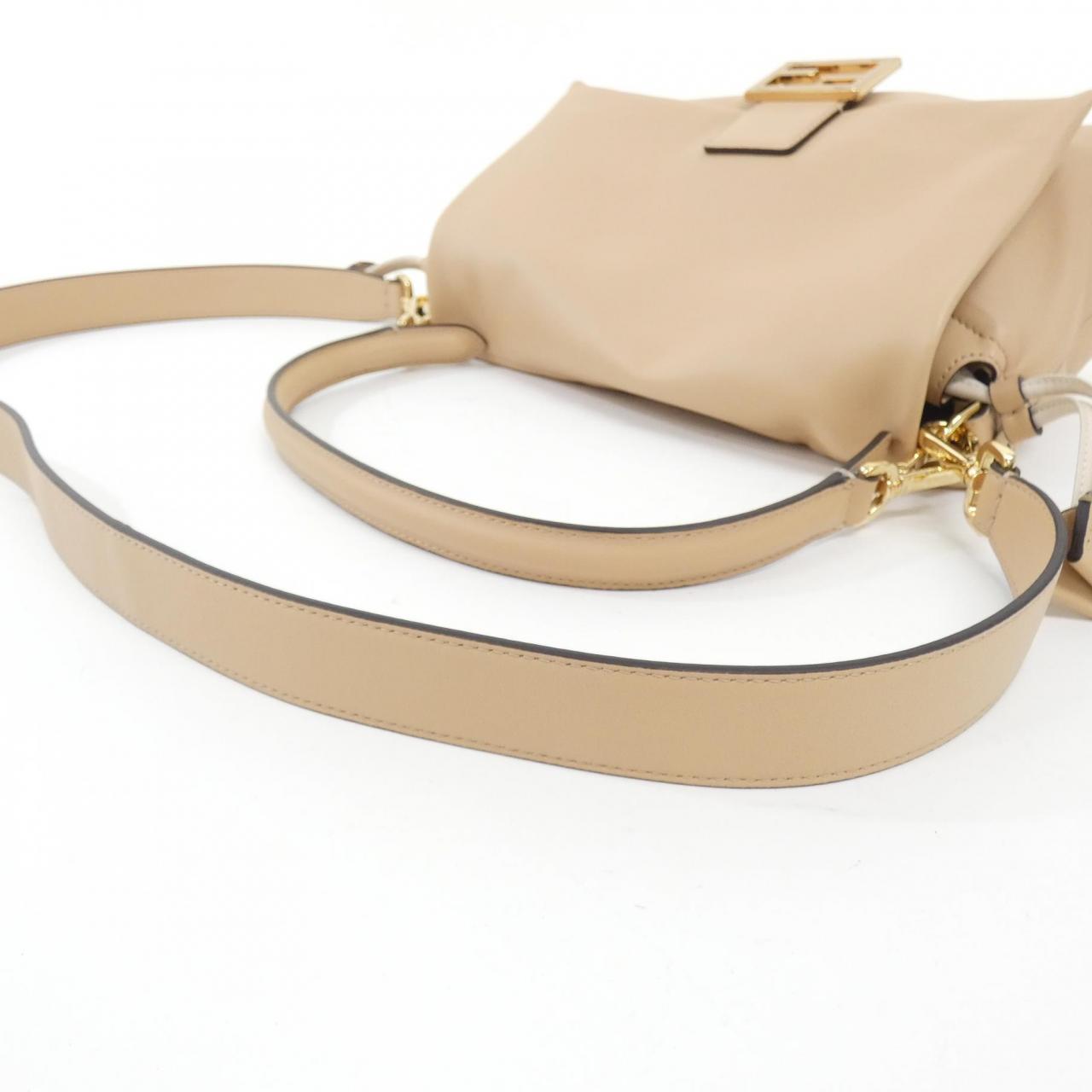 Fendi マンマ バゲット ミディアム ショルダーバッグ コメ兵｜【新品】フェンディ マンマ バゲット ミディアム 8BR833