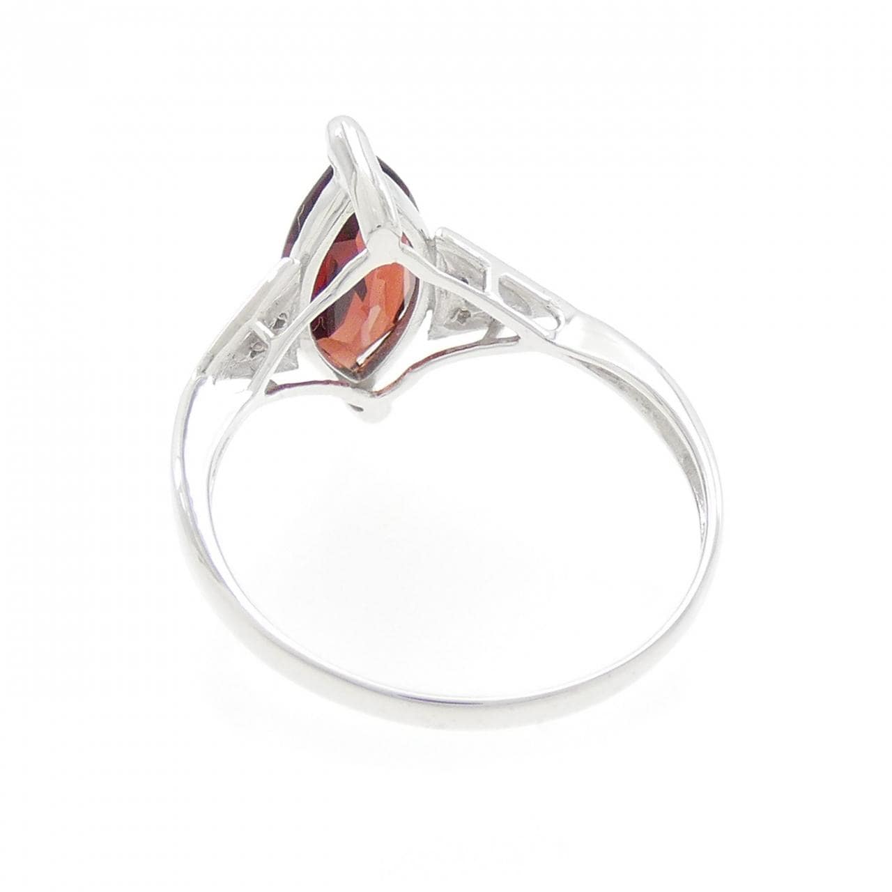 K18WG Garnet ring