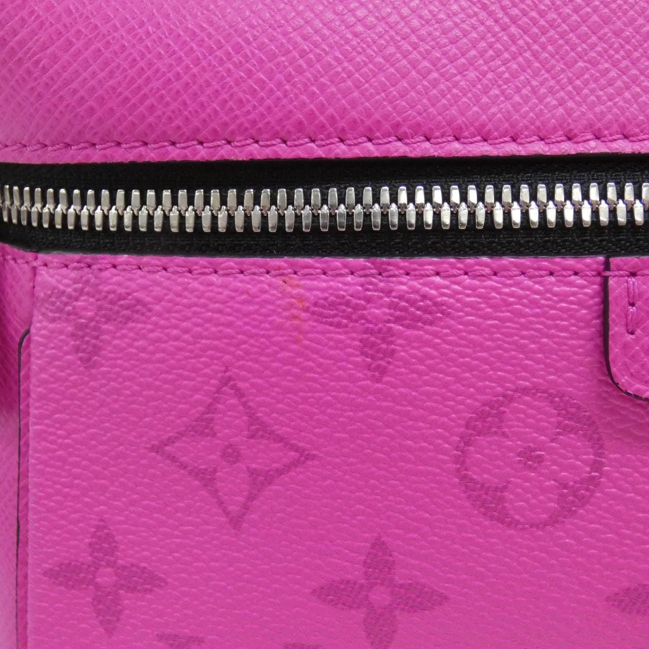 ルイヴィトン タイガ ラマ アウトドア メッセンジャー M30765 ショルダーバッグ