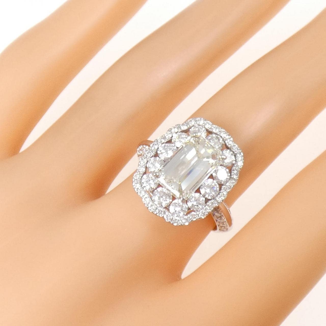 PT900 ダイヤモンド リング 2.648CT M VVS2 エメラルドカット