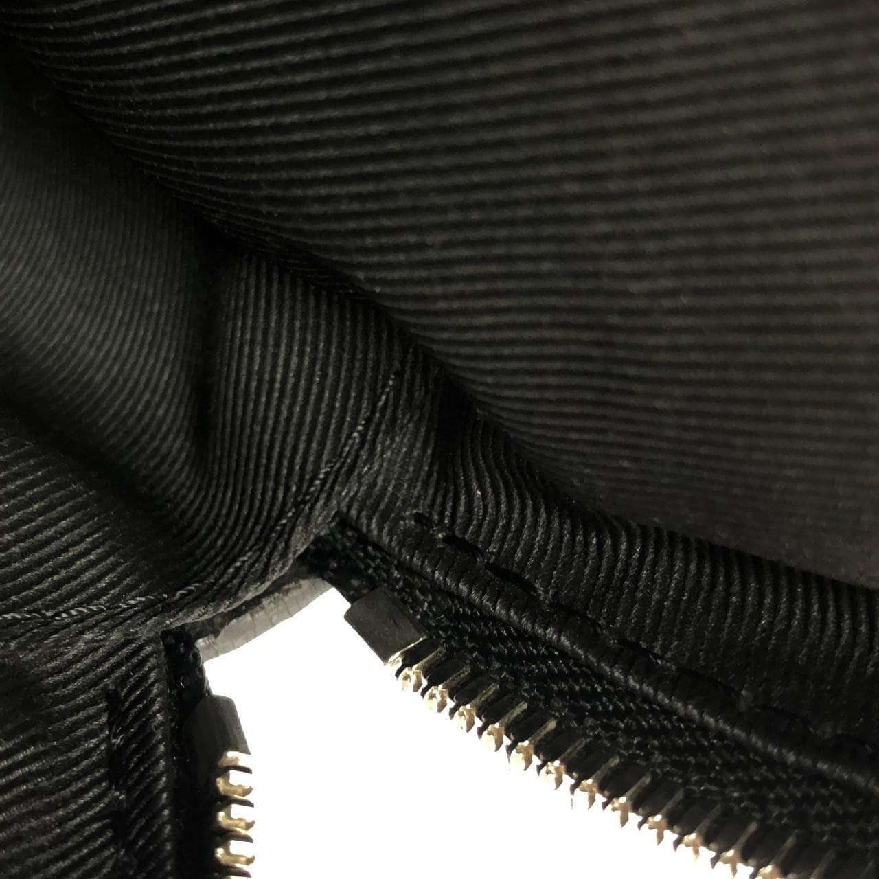 ルイヴィトン タイガ ラマ バムバッグ アウトドア M30245 ショルダーバッグ