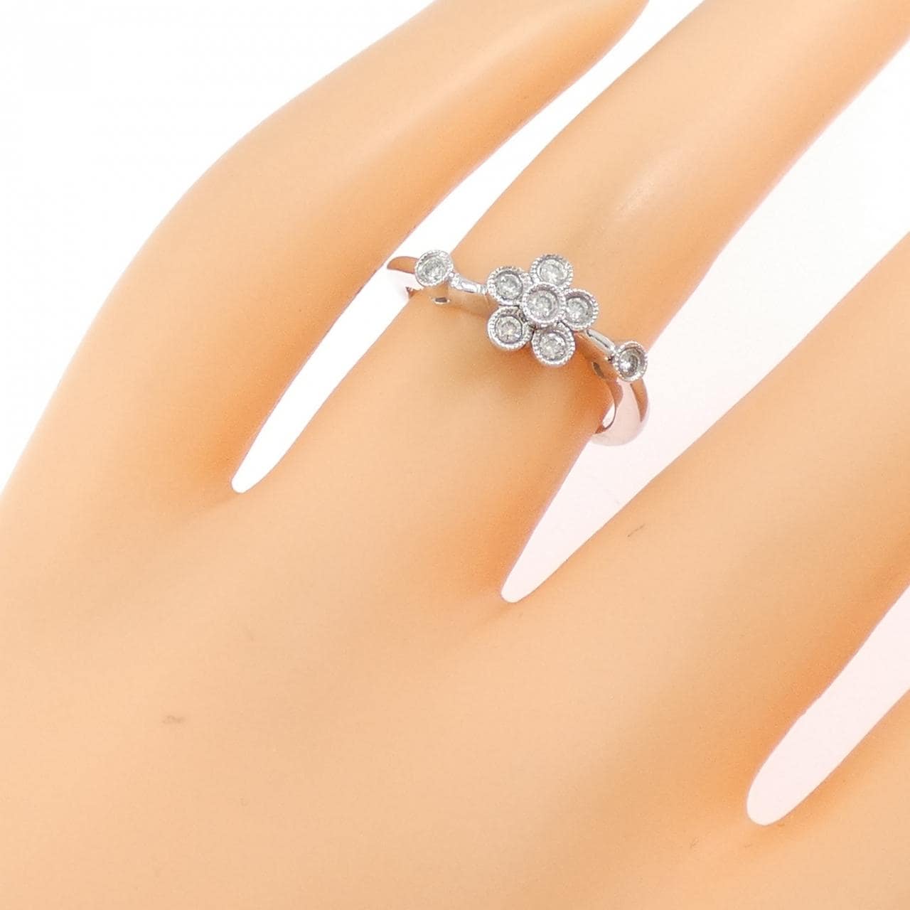 750WG フラワー ダイヤモンド リング 0.15CT