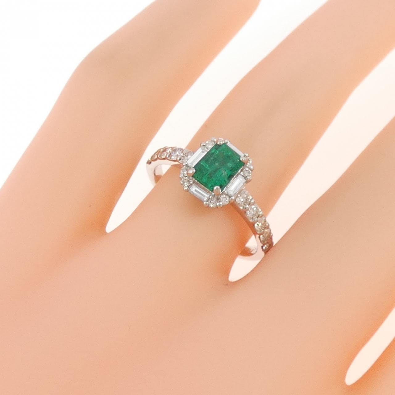 【新品】PT900 エメラルド リング 0.67CT