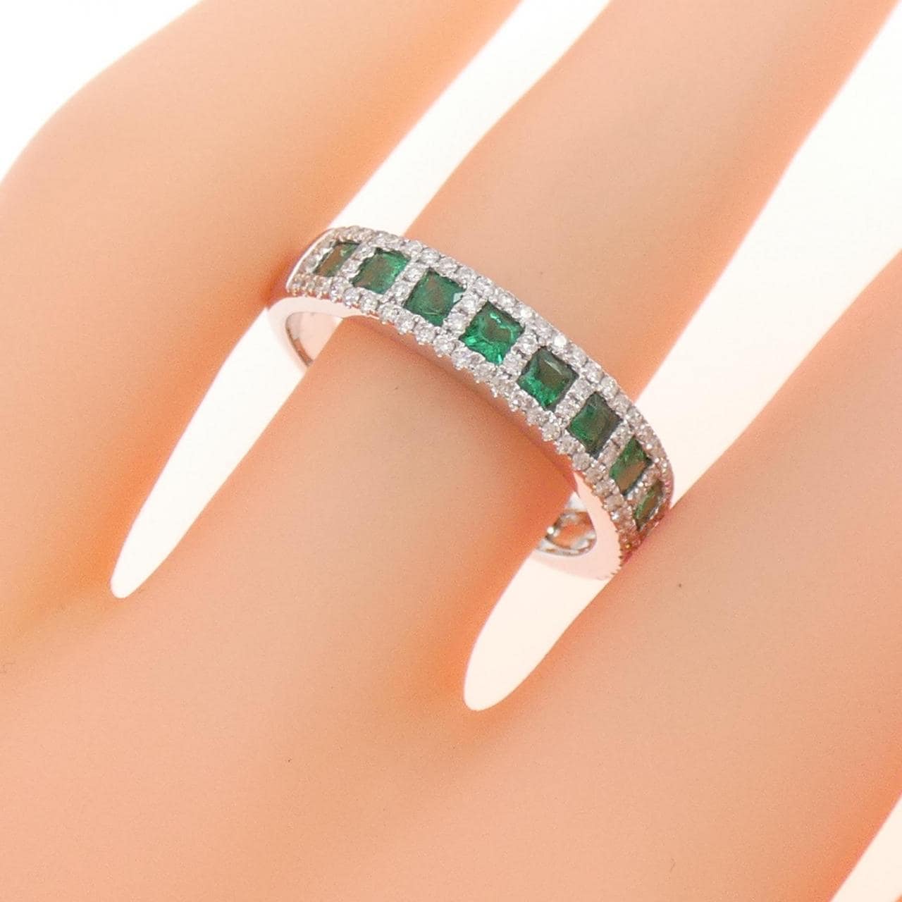 750WG Emerald Ring 0.57CT