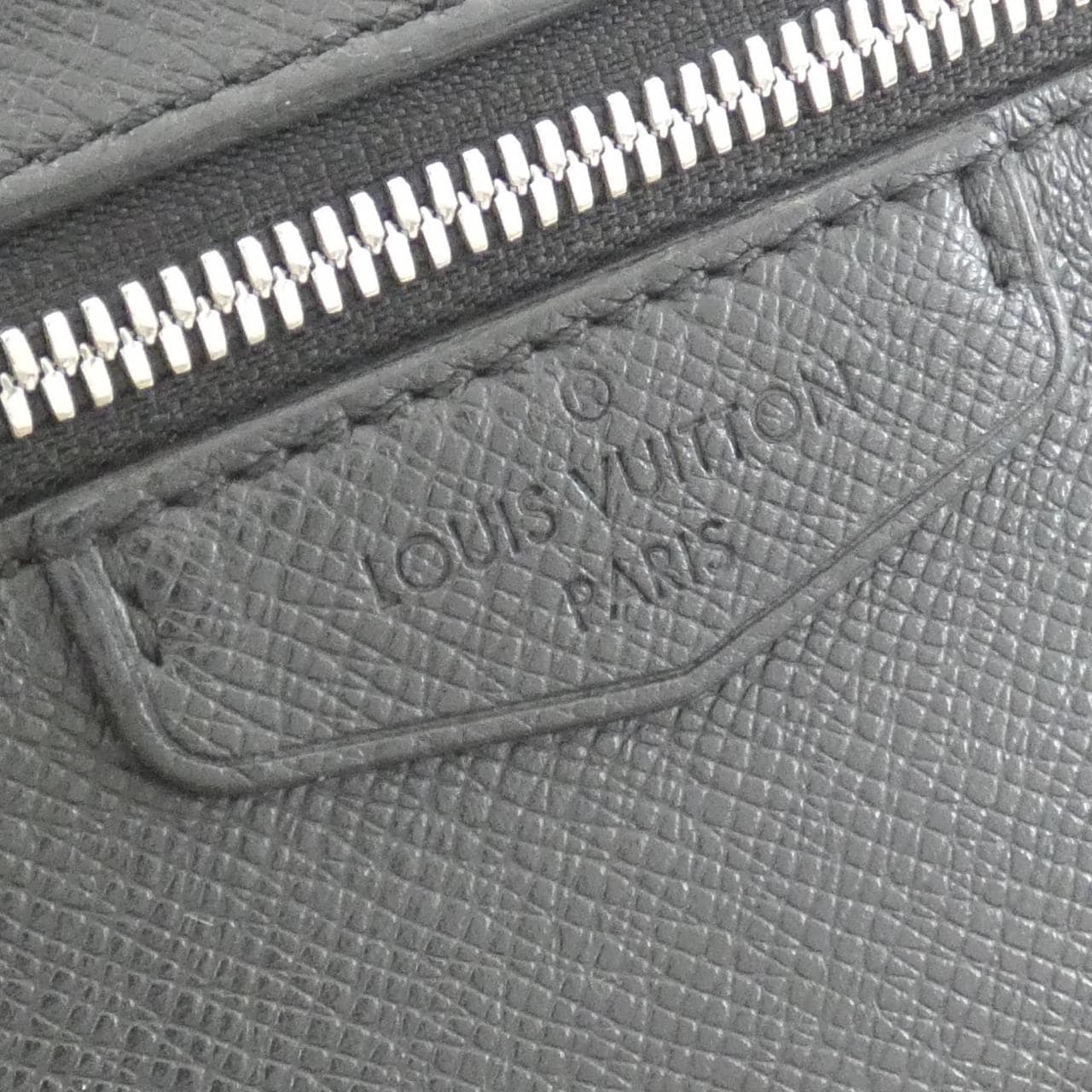 LOUIS VUITTON Taiga 腰包戶外 M33438 單肩包