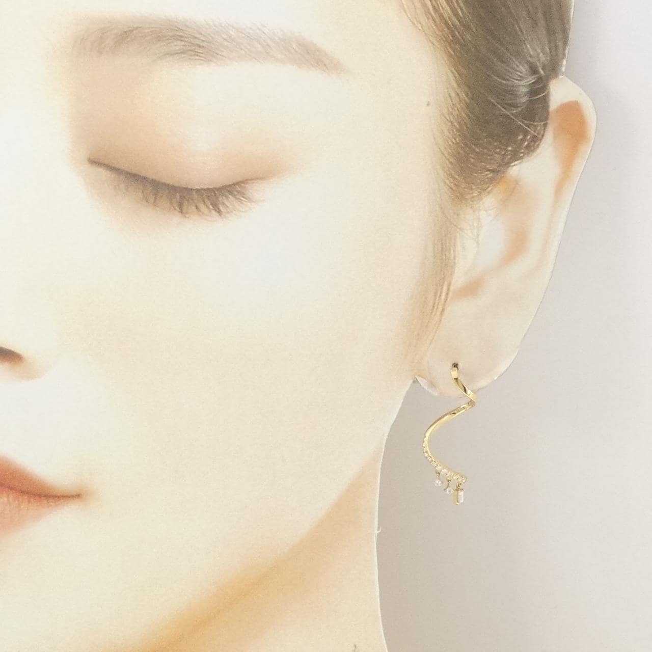 アーカー シャンデリアスウェイツイスト ピアス 0.12CT 片耳