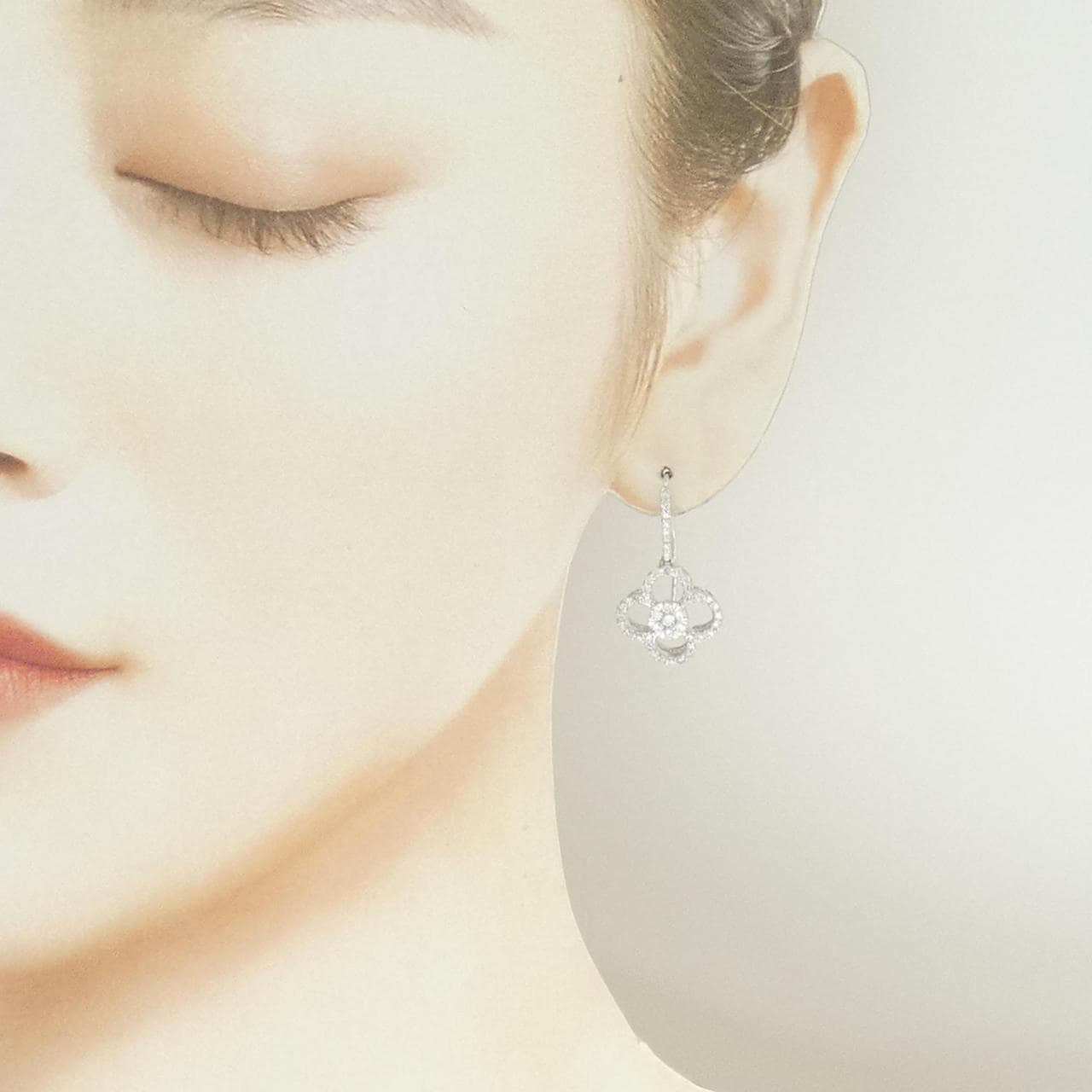 K18WG フラワー ダイヤモンド ピアス 1.10CT