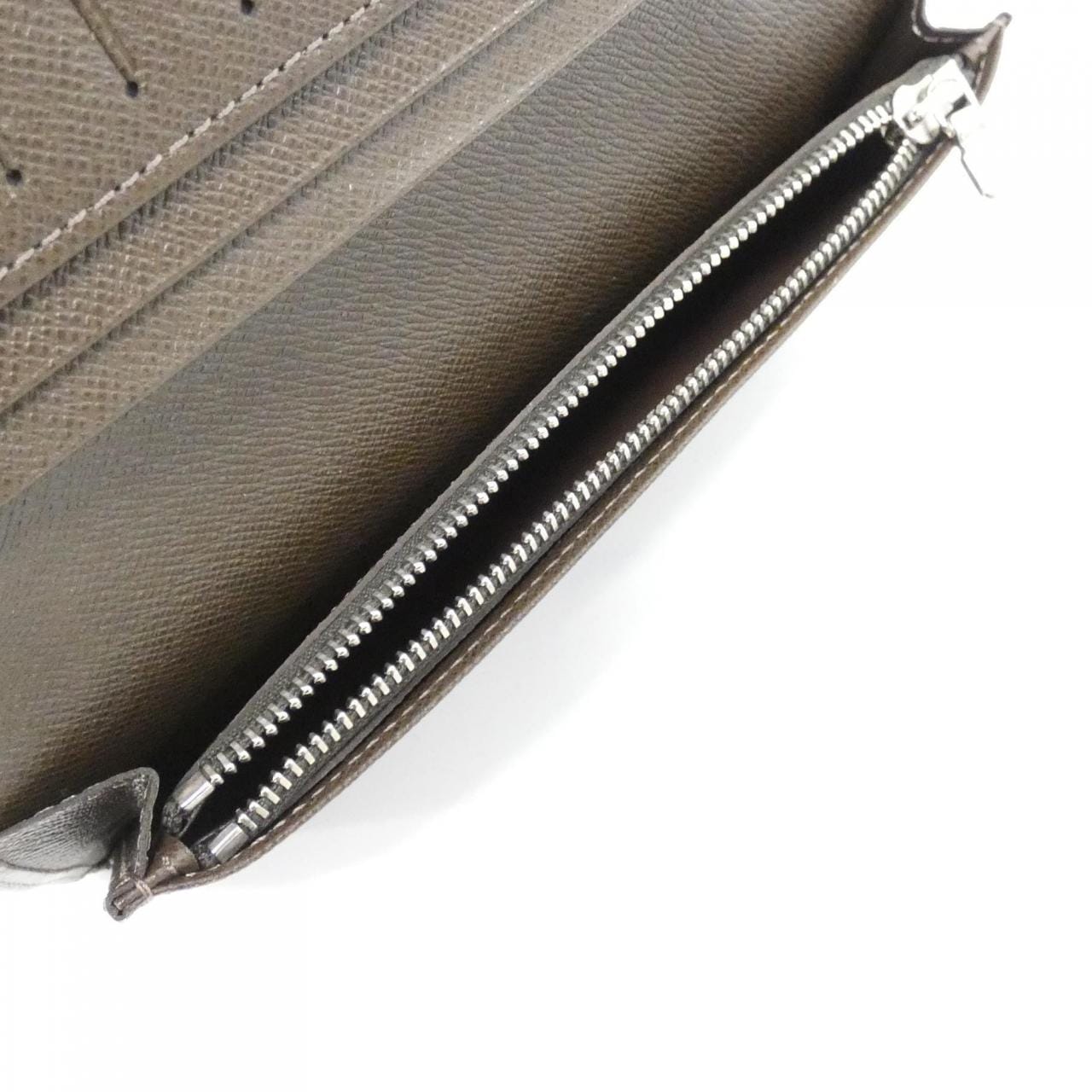 LOUIS VUITTON Taiga Portefeuille Brazza M32578 钱包