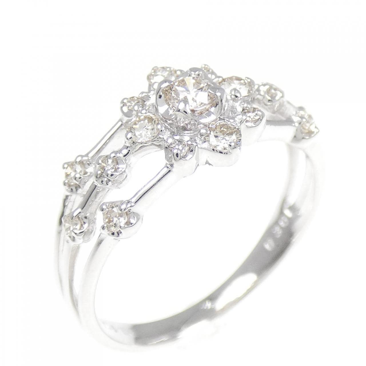 K18WG フラワー ダイヤモンド リング 0.30CT