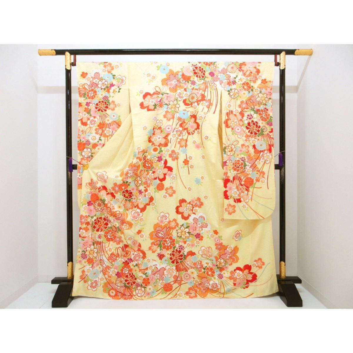 振袖　友禅金彩加工　刺繍入り