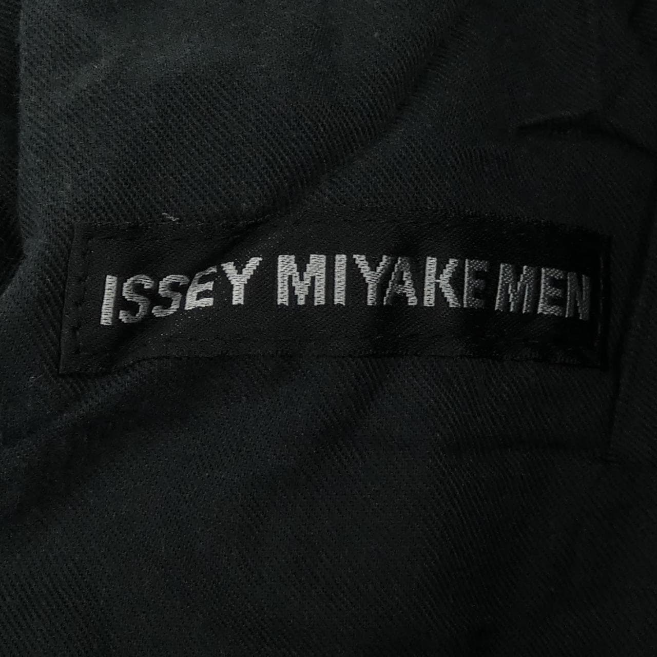 ISSEY MIYAKE MEN ME51FF182 Pants