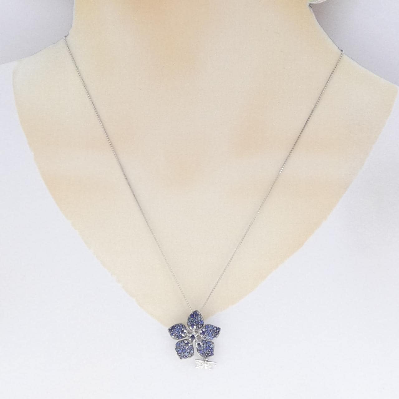 K18WG/K18BG フラワー×バタフライ サファイヤ ネックレス 2.02CT