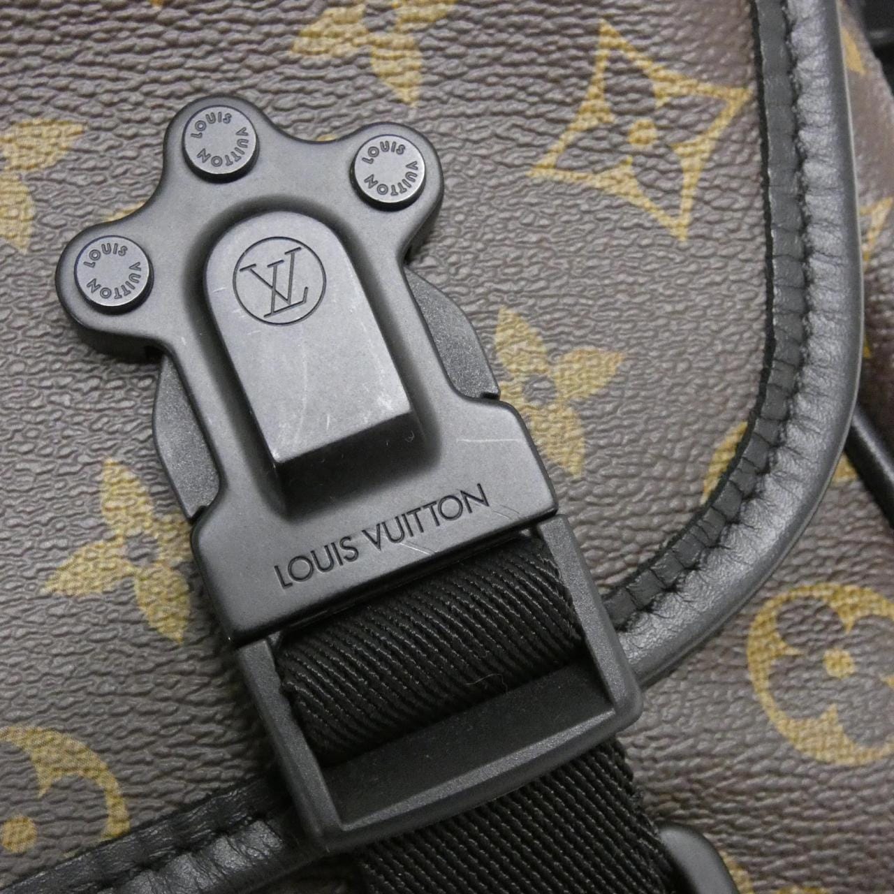 ルイヴィトン モノグラム マカサー LV トレイル メッセンジャー M46972 ショルダーバッグ