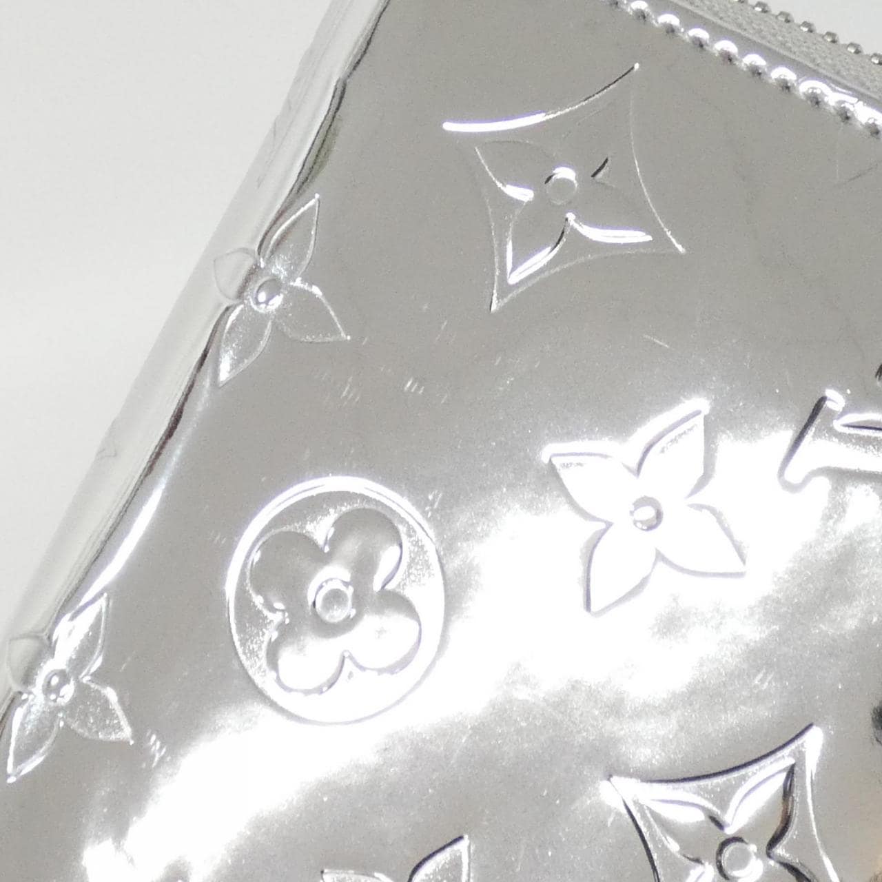 ルイヴィトン モノグラム ミロワール(LVスノー) ジッピー ウォレット M83543 財布