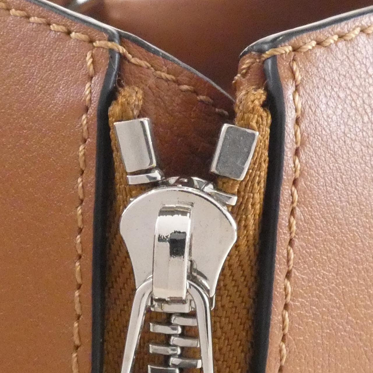 Loewe Hammock 387 30 N60 單肩包