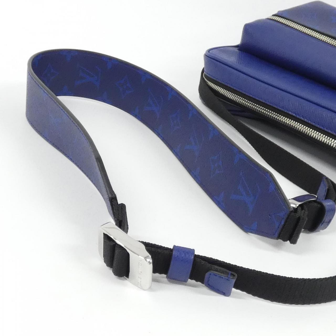 ルイヴィトン タイガ ラマ アウトドア メッセンジャー PM M30242 ショルダーバッグ