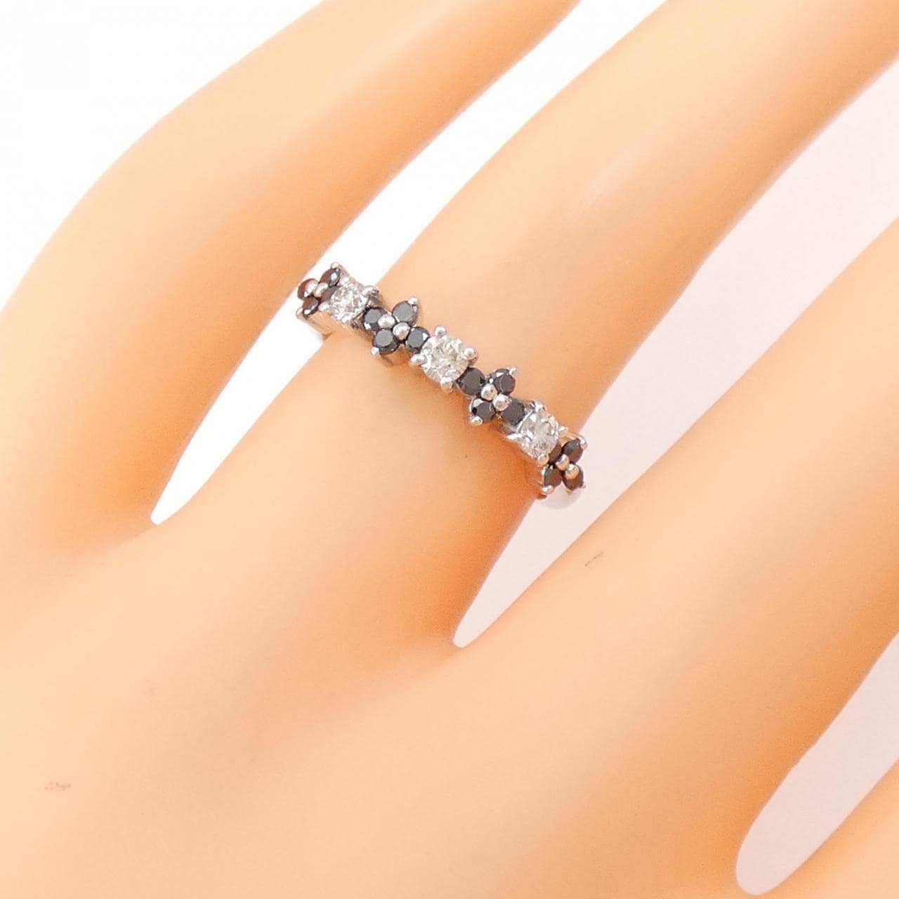 K18WG フラワー ダイヤモンド リング 0.20CT