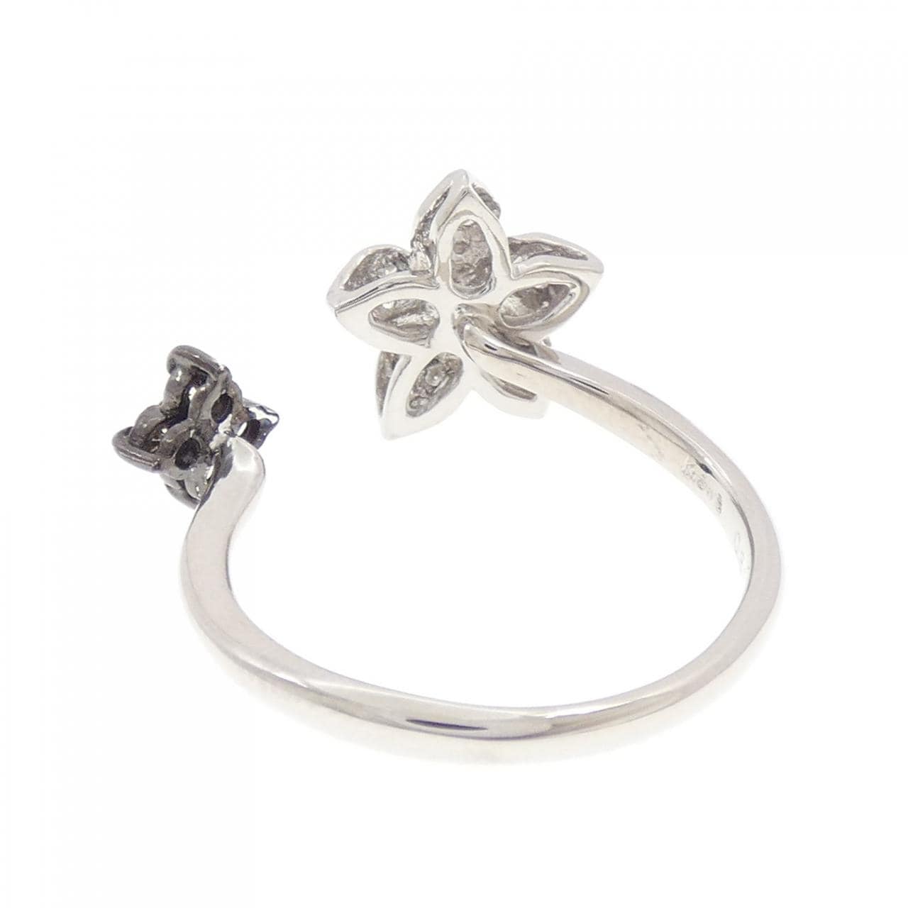 K18WG/K18BG フラワー ダイヤモンド リング 0.30CT