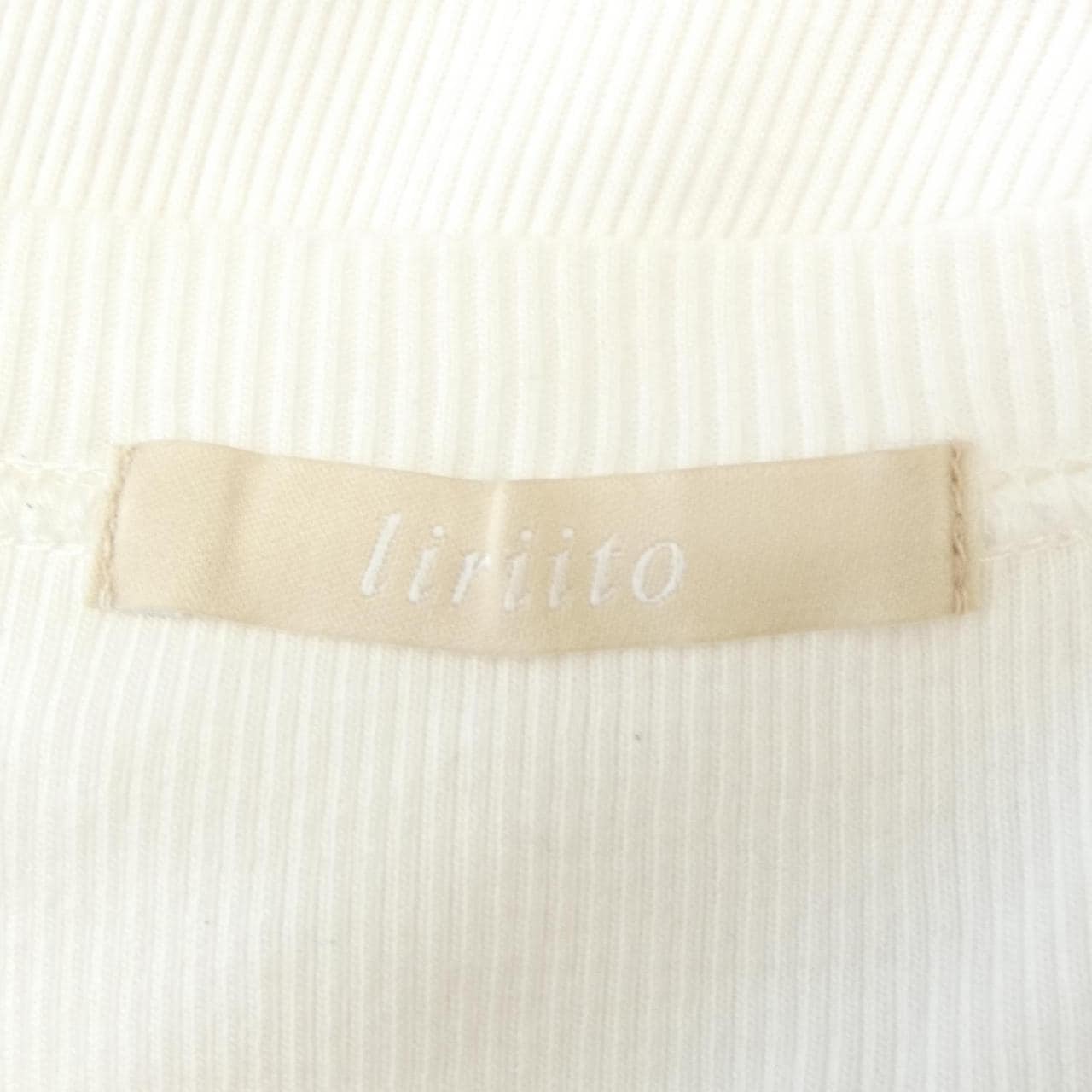LIRIITO トップス
