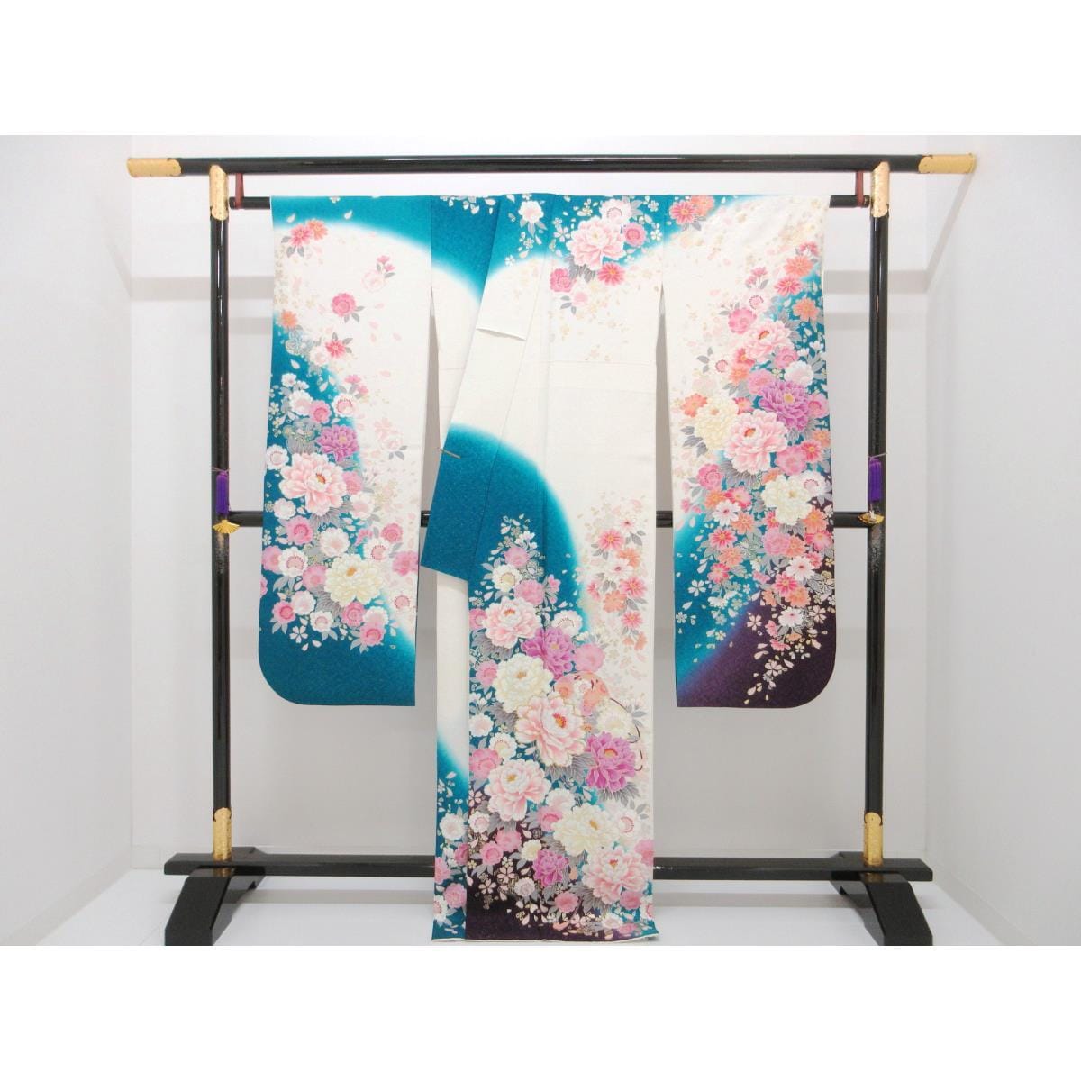 振袖　銀通しボカシ染　友禅金彩加工　刺繍入り