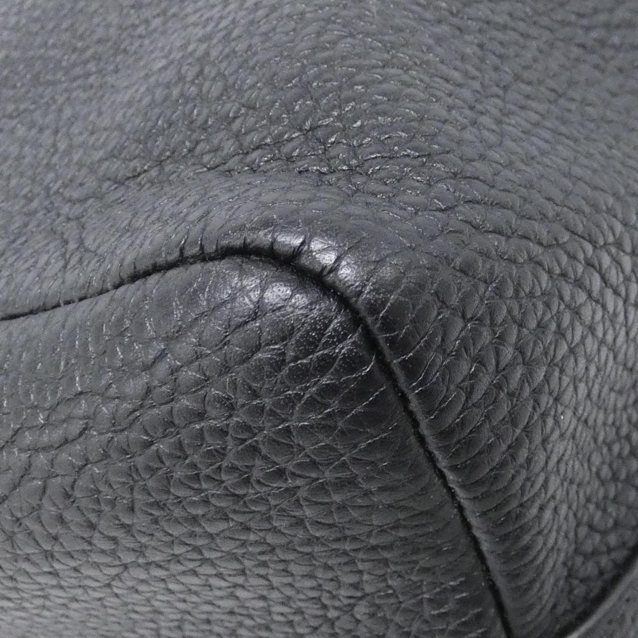 LOUIS VUITTON Taurillon (LV Circle) Hippo Light M55000 單肩包