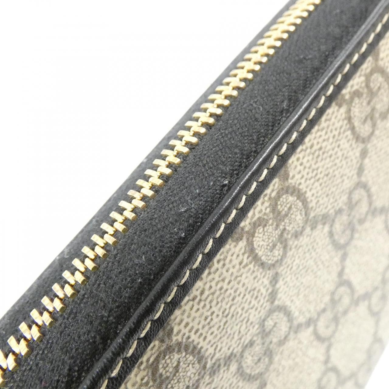 グッチ GG EMBLEM 819122 FAD6L 財布