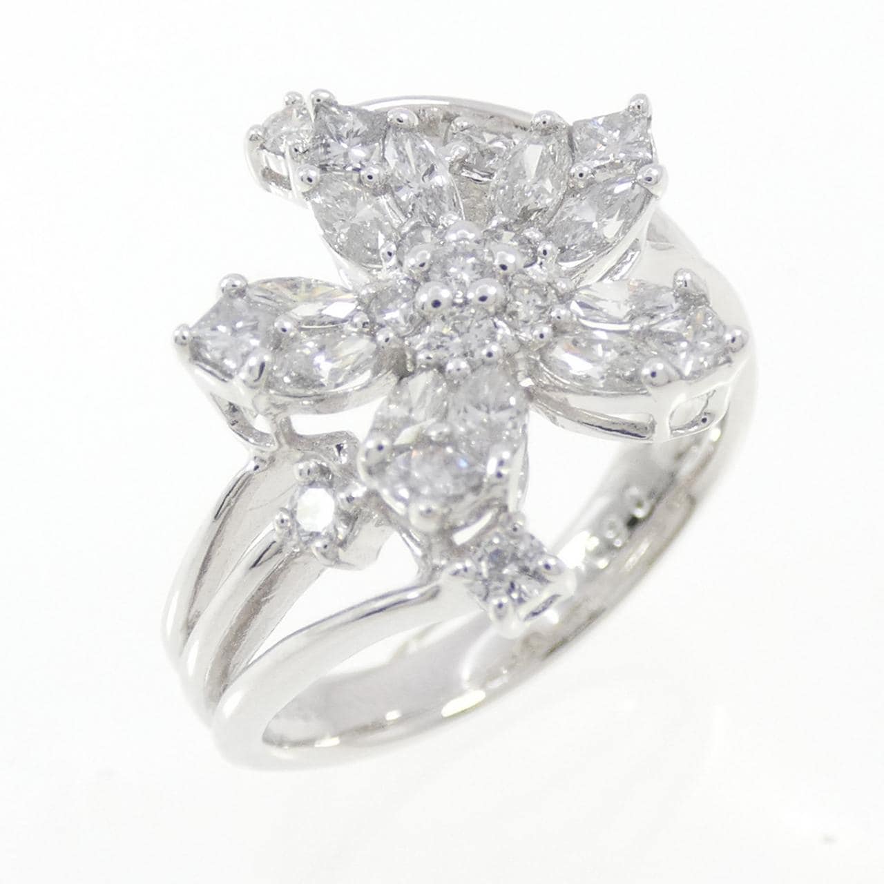 K18WG フラワー ダイヤモンド リング 0.90CT