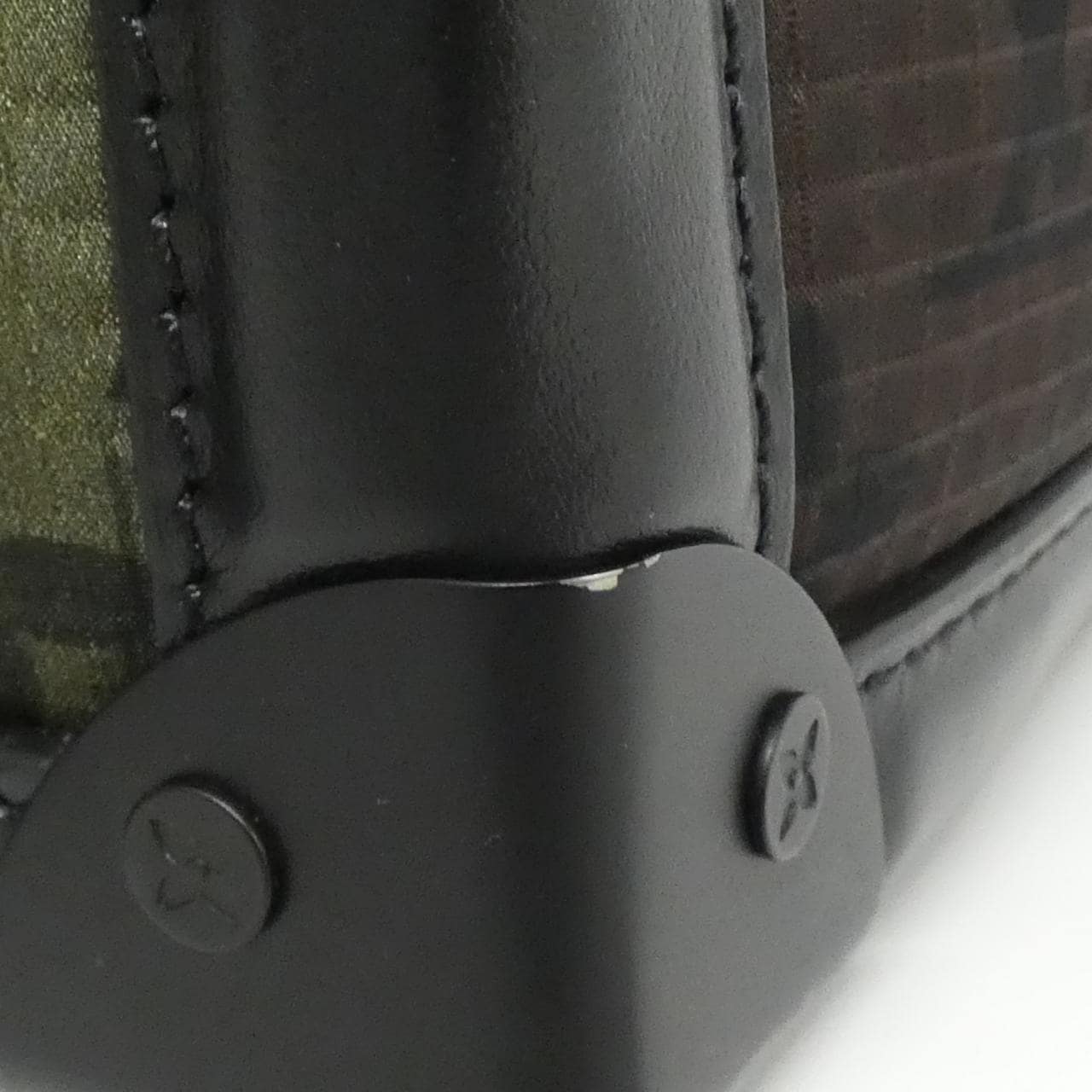 ルイヴィトン モノグラム カモフラージュ ソフトトランク M56428 ショルダーバッグ