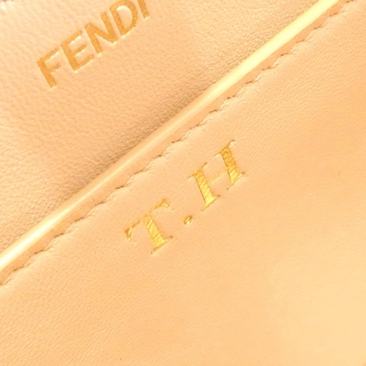 フェンディ ピーカブー アイ シー ユー ミディアム 8BN321 A6V3 バッグ